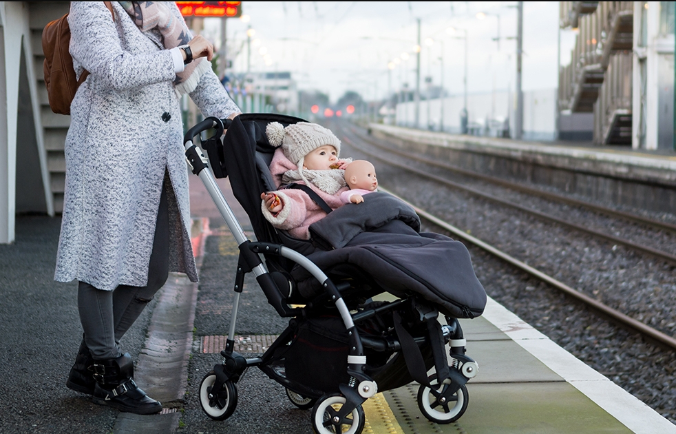 Mönchengladbach: Frau (57) klaut Mutter (19) Baby aus Kinderwagen – behauptete, es sei ihr Kind